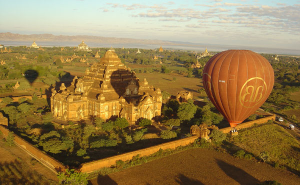 photo de Bagan depuis ballon à air chaud, Myanmar