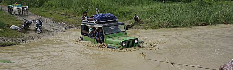 jeep route innondée - état Chin - Myanmar 