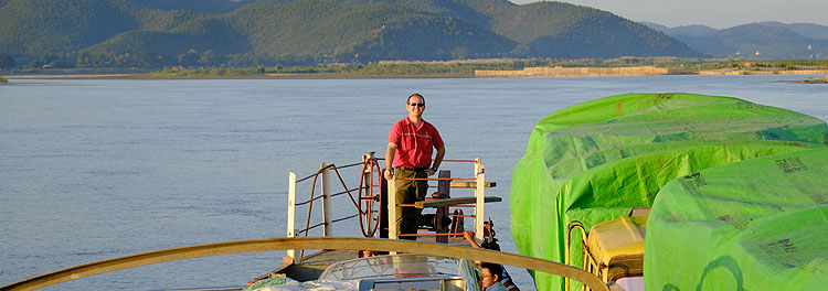 Travesía del río Irrawaddy en ferry para Khata - Birmania