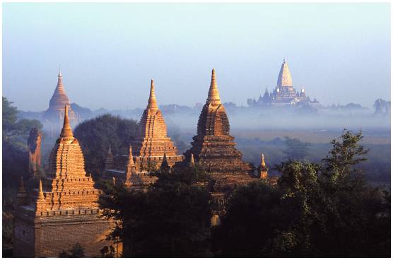 Lever de soleil sur le site de Bagan Myanmar Birmanie