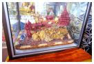 petite pagode en or et pierres précieuses à Mogok