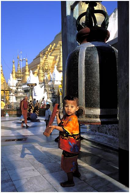 enfant frappant le gong à Shwedagon au Myanmar