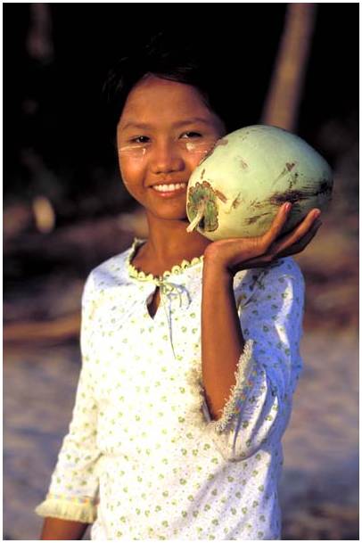 Jeune femme du Myanmar portant une noix de coco  la plage de Chauntha