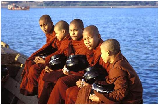 jeunes moines en bateau au Myanmar