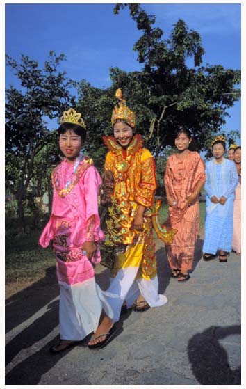 cérémonie d'entrée au monastère en Birmanie