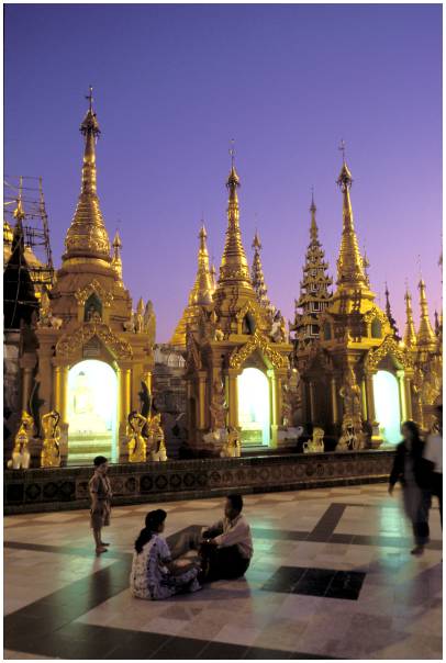 Sunset on the Shwedagon pagoda in Yangon (Myanmar)