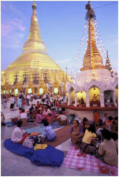 Sunset on the Shwedagon pagoda in Yangon (Myanmar).