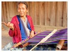 femme chin tissant longyi birmanie