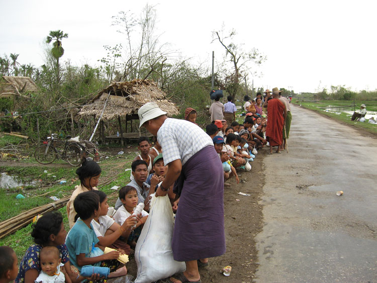 distribution sur la route de dedaye avec un moine