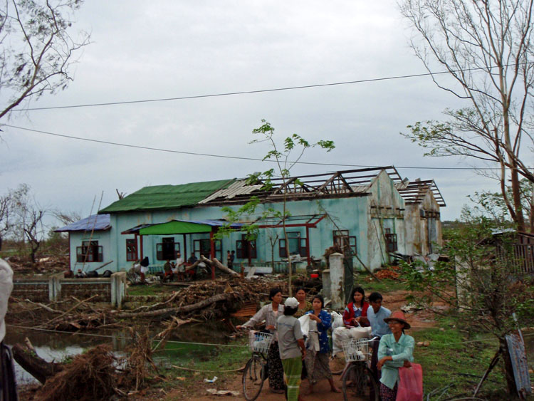 route de dedaye, maison détruite dans le delta irrawaddy