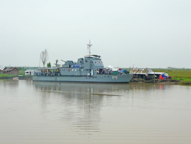 bateau de l'armée birmane dans le delta