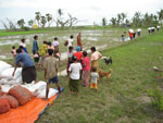 distribution aide dans un village