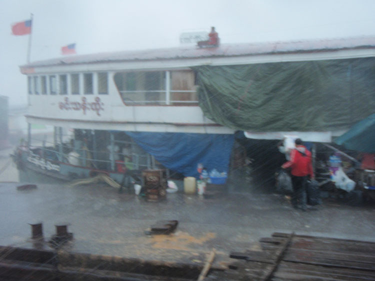 embarquement sous la pluie à Yangon