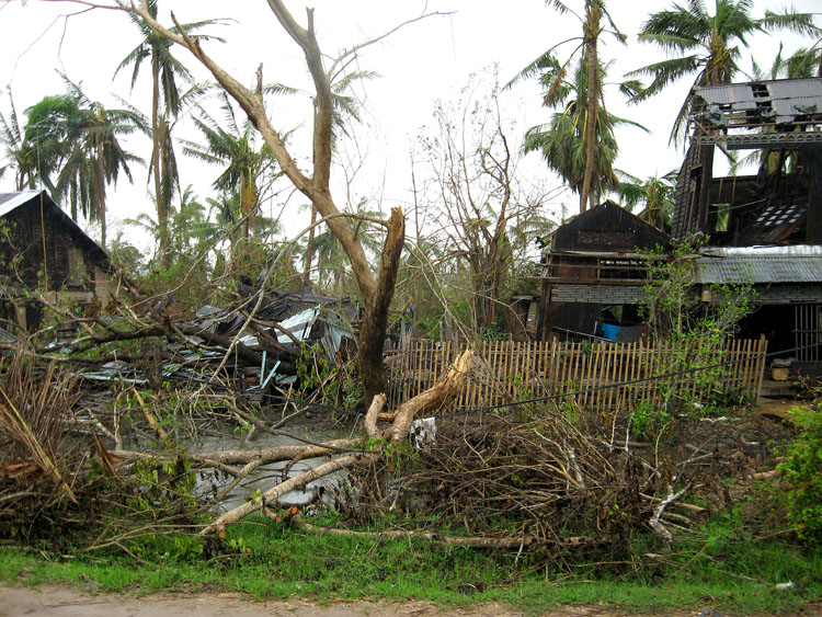distribution dans une maison détruite dans le delta