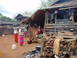 preparation du mariage dans un village padaung